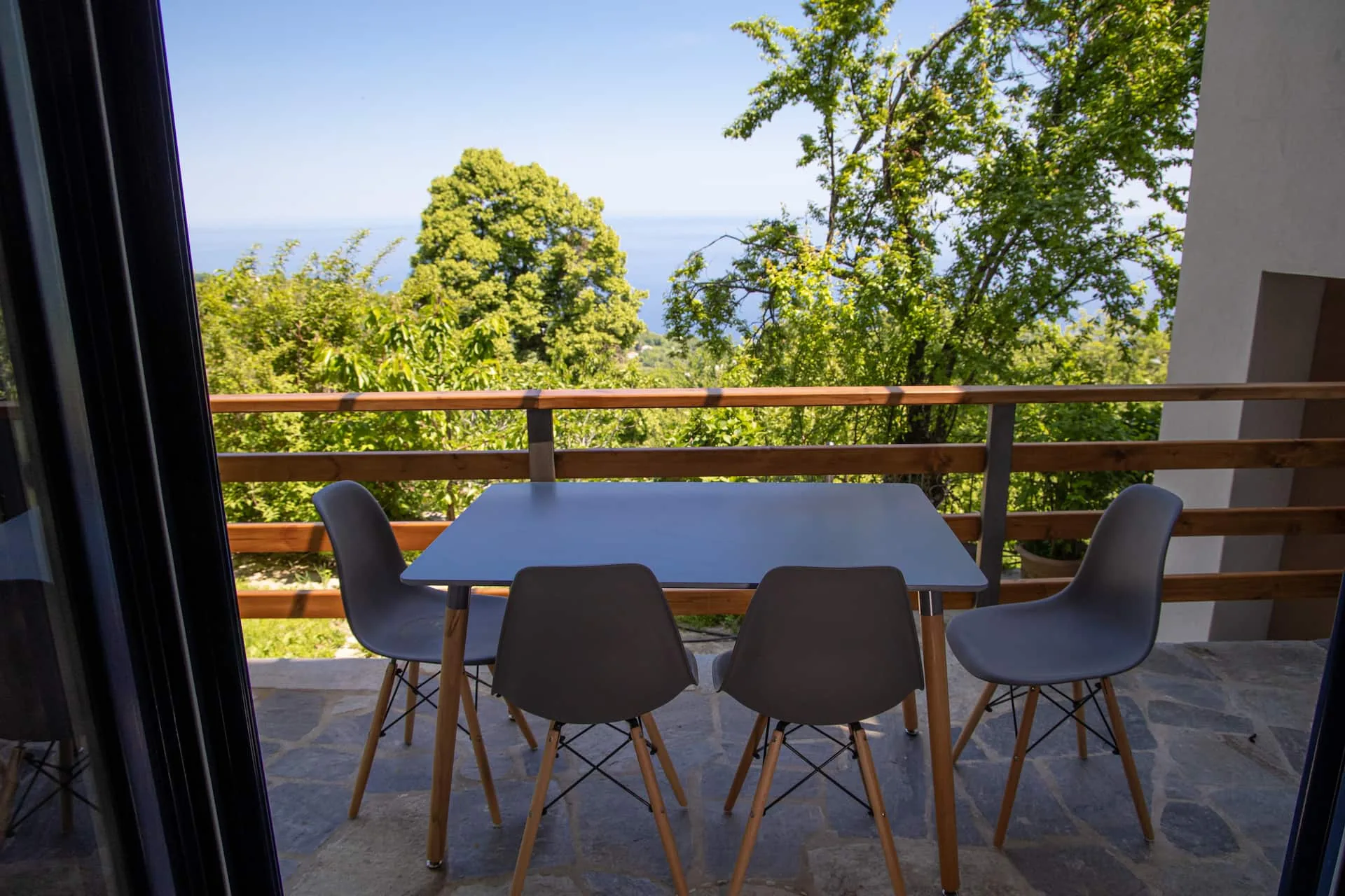 Μπαλκόνι με υπαίθρια τραπεζαρία